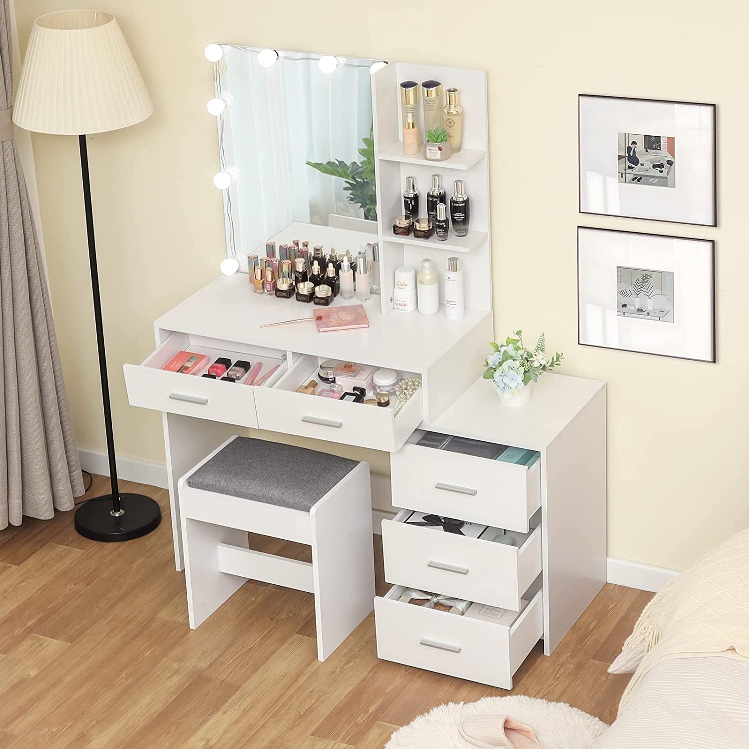 Large Vanity Table With 10 LED Lights And Solid Build