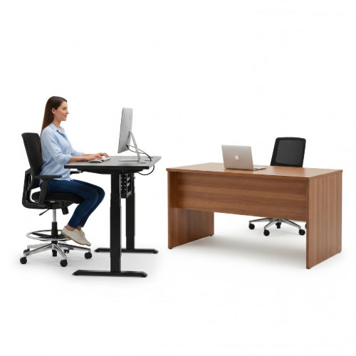 The Pros and Cons of Sit/Stand Desks vs. Traditional Desks: What’s Best for Your Workspace?