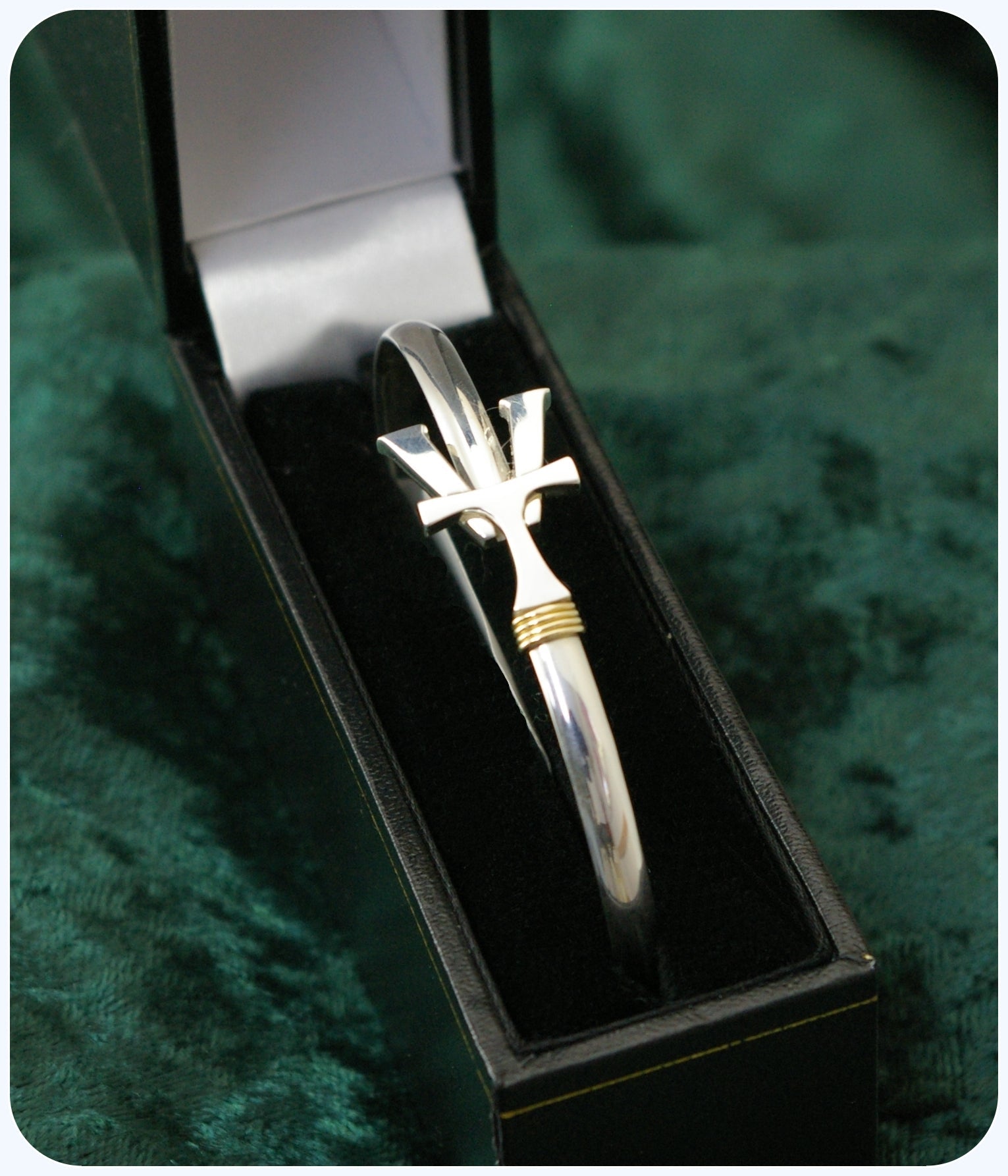 14K Gold Vermont Hook Bracelet with Diamond Accents - 4mm Band - 7 Inch