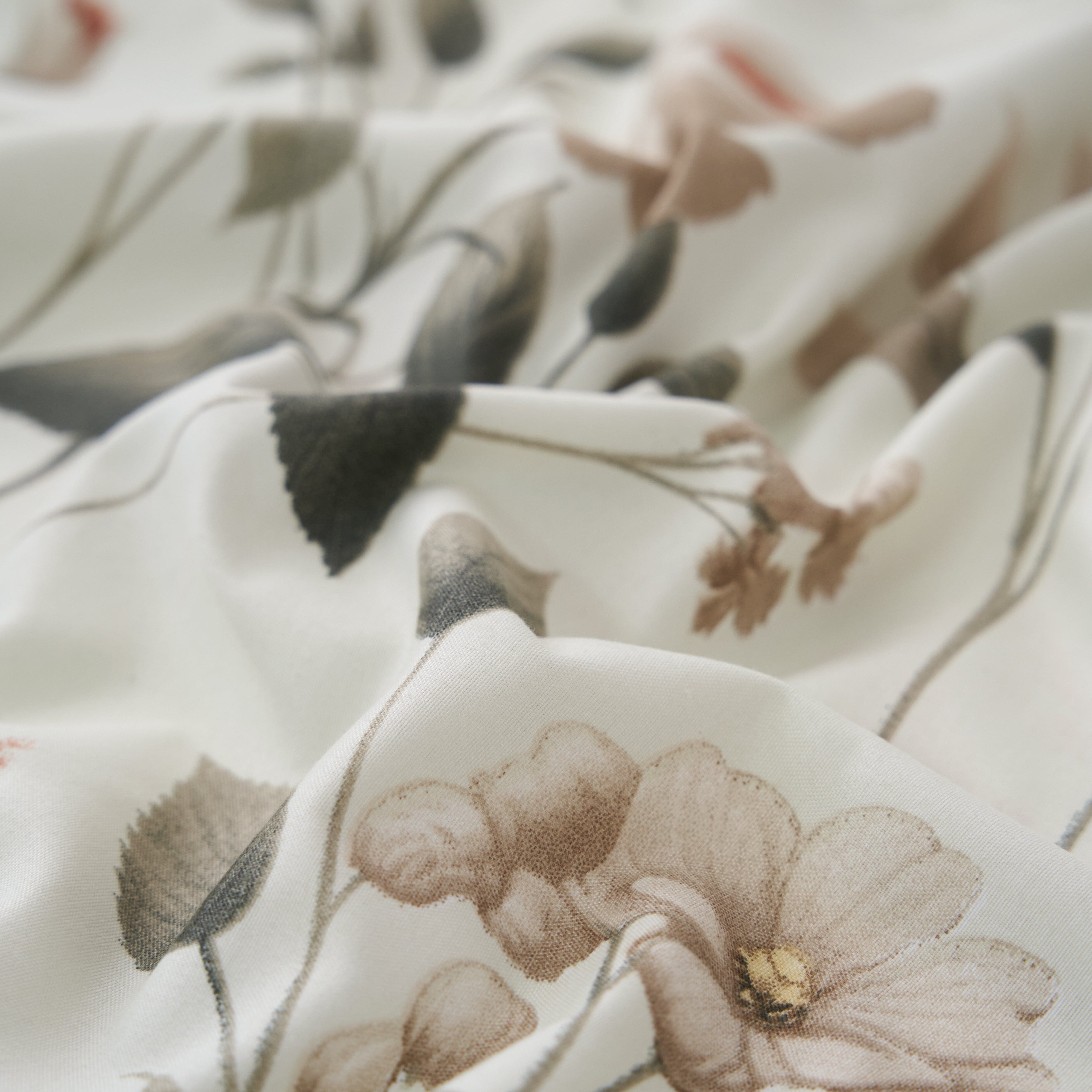 DaDalogy Enchanted Meadow Bed in a bag Set - Victoria Garden Delicate Floral Symphony in Beige, Rose, and Soft Green, Luxuriously Soft Quilted Set