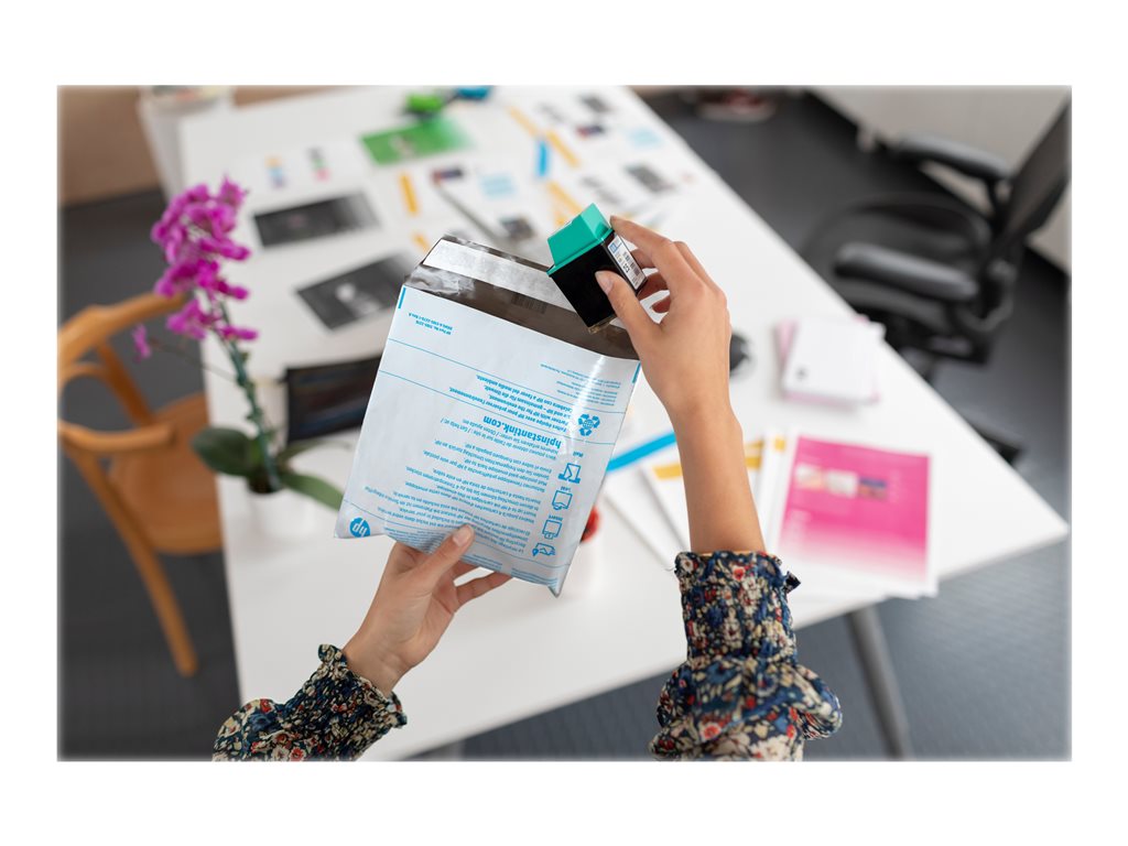 HP 61 - 2-pack - black, color (cyan, magenta, yellow) - original - ink cartridge - for Deskjet 1000 J110, 10XX, 2050A