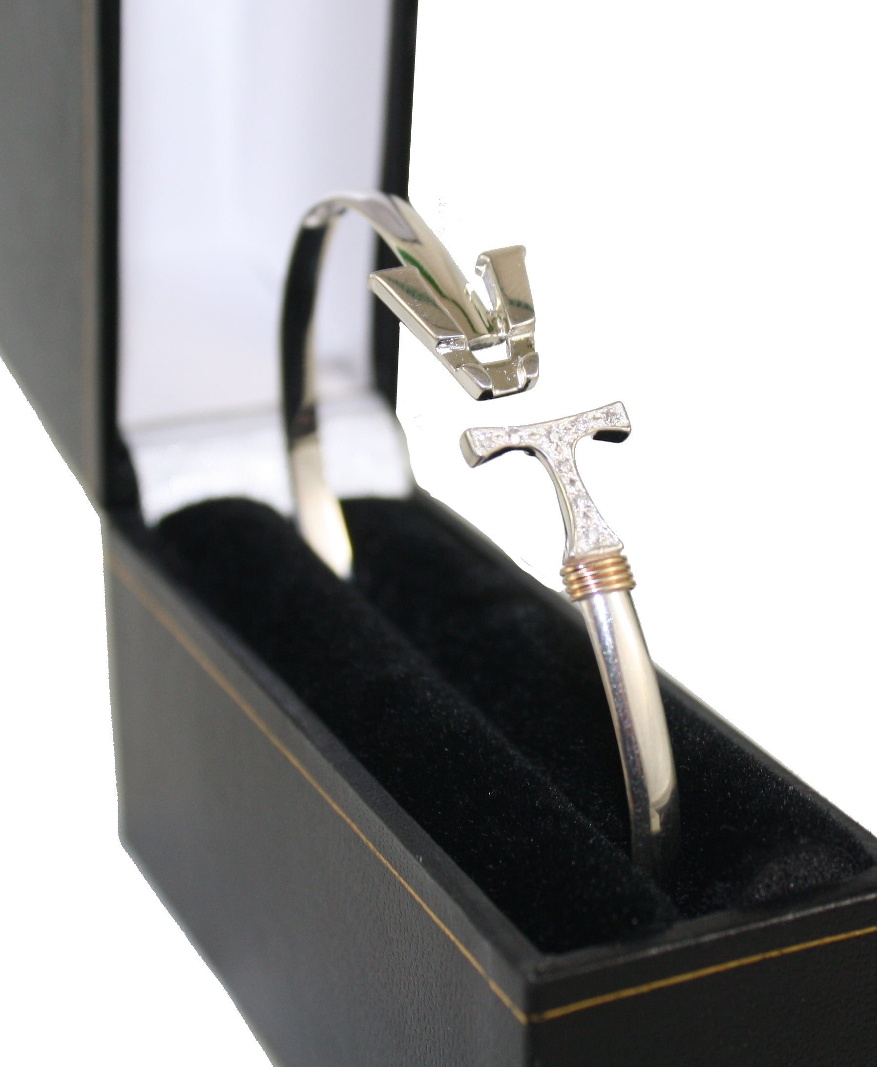 Vermont Hook Bracelet Silver with Diamond Accents - 4mm Band - 7 Inch